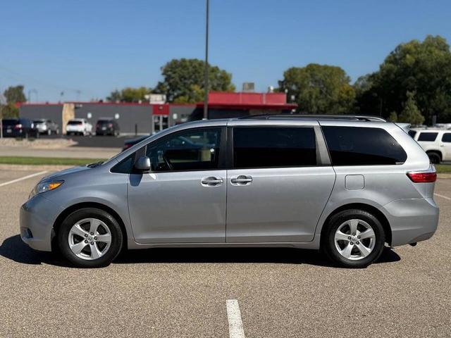 Photo of 2017 Silver Sky Metallic Toyota Sienna
