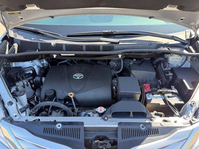 Photo of 2017 Silver Sky Metallic Toyota Sienna