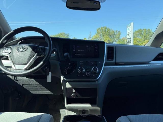 Photo of 2017 Silver Sky Metallic Toyota Sienna