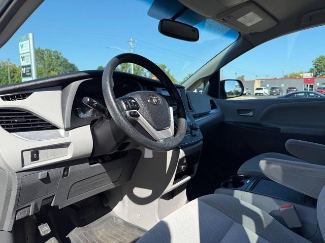 Photo of 2017 Silver Sky Metallic Toyota Sienna