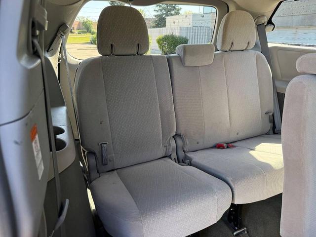 Photo of 2017 Silver Sky Metallic Toyota Sienna