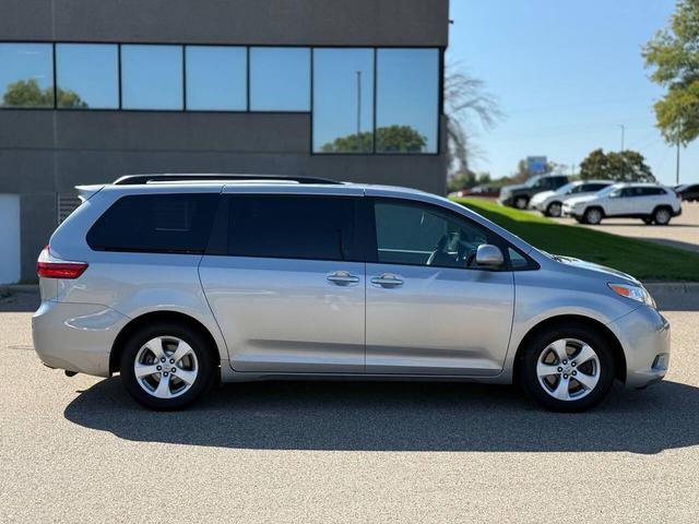 Photo of 2017 Silver Sky Metallic Toyota Sienna