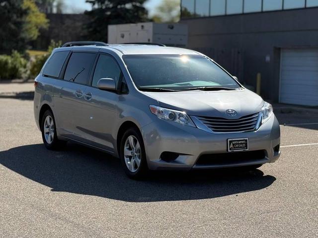 Photo of 2017 Silver Sky Metallic Toyota Sienna