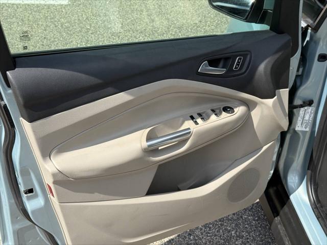 Photo of 2014 Turquoise Ford C-Max Hybrid
