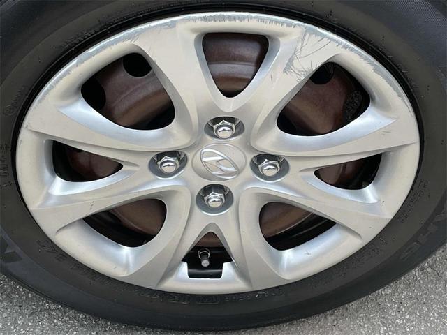 Photo of 2014 Boston Red Pearl Hyundai Accent