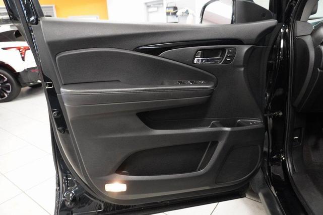 Photo of 2019 Black Honda Pilot