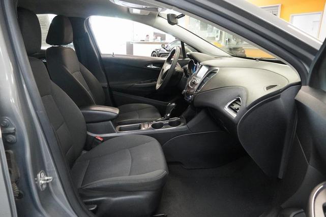 Photo of 2018 Pepperdust Metallic Chevrolet Cruze