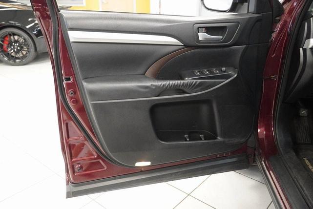 Photo of 2015 Red Toyota Highlander