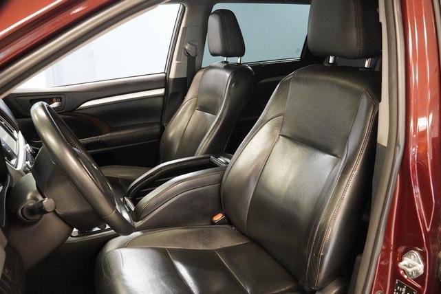 Photo of 2015 Red Toyota Highlander