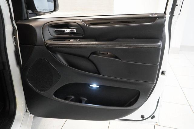 Photo of 2016 Bright White Clearcoat Dodge Grand Caravan