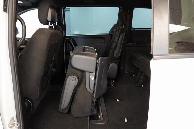 Photo of 2016 Bright White Clearcoat Dodge Grand Caravan