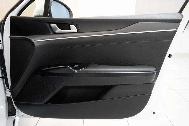 Photo of 2023 Glacial White Pearl Kia K5