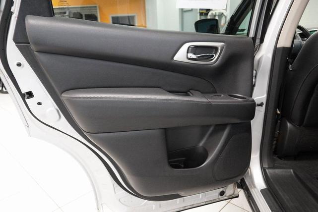 Photo of 2018 Brilliant Silver Metallic Nissan Pathfinder