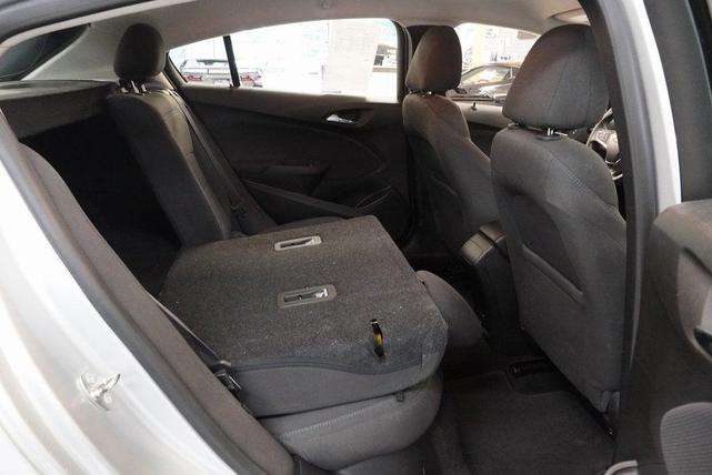 Photo of 2017 Silver Ice Metallic Chevrolet Cruze