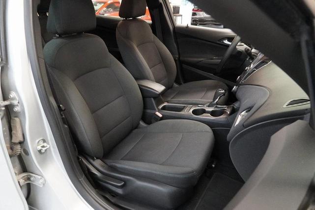 Photo of 2017 Silver Ice Metallic Chevrolet Cruze