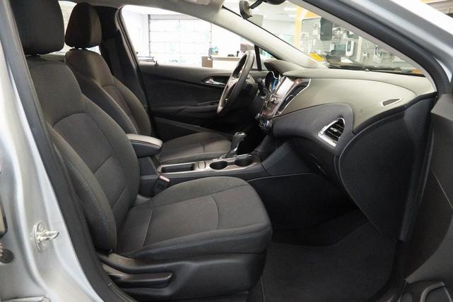 Photo of 2017 Silver Ice Metallic Chevrolet Cruze