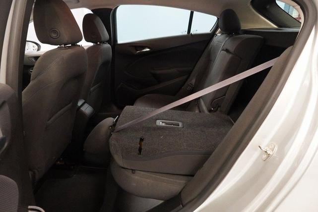 Photo of 2017 Silver Ice Metallic Chevrolet Cruze