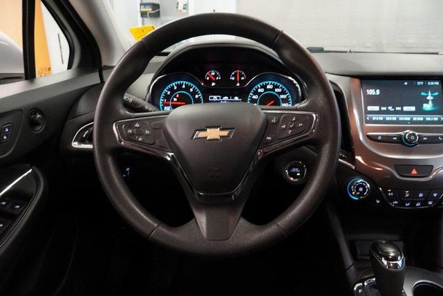 Photo of 2017 Silver Ice Metallic Chevrolet Cruze
