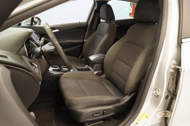 Photo of 2017 Silver Ice Metallic Chevrolet Cruze