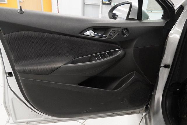 Photo of 2017 Silver Ice Metallic Chevrolet Cruze
