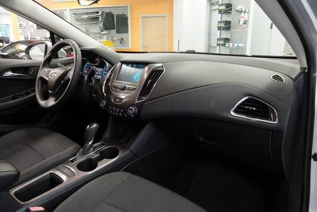 Photo of 2017 Silver Ice Metallic Chevrolet Cruze