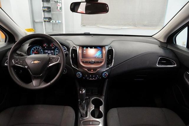 Photo of 2017 Silver Ice Metallic Chevrolet Cruze
