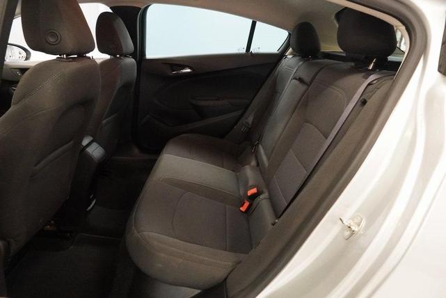Photo of 2017 Silver Ice Metallic Chevrolet Cruze