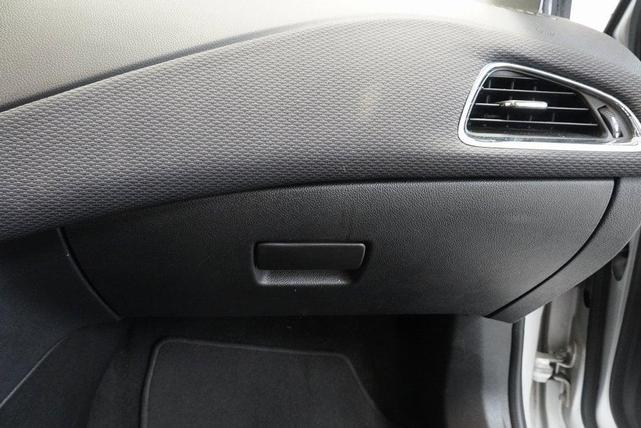 Photo of 2017 Silver Ice Metallic Chevrolet Cruze