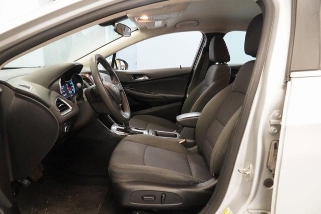 Photo of 2017 Silver Ice Metallic Chevrolet Cruze