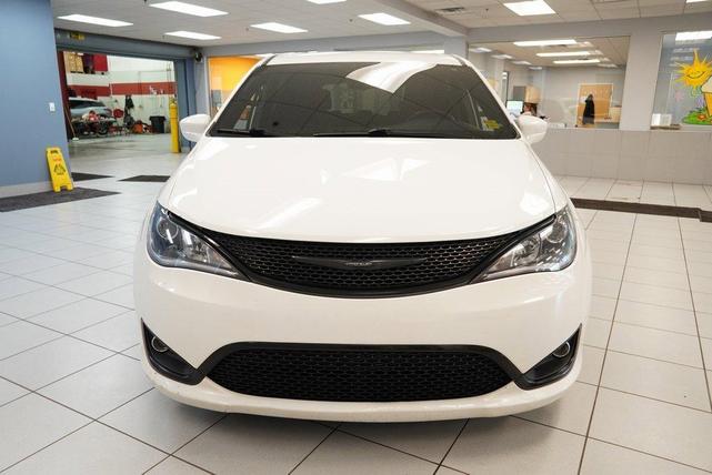 Photo of 2018 Bright White Clearcoat Chrysler Pacifica