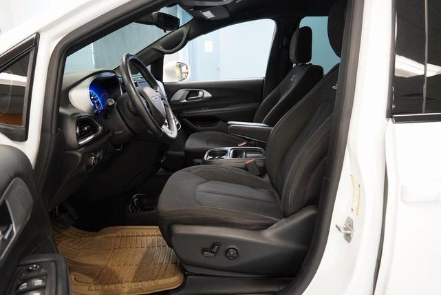 Photo of 2018 Bright White Clearcoat Chrysler Pacifica
