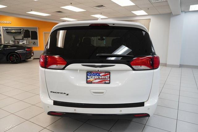 Photo of 2018 Bright White Clearcoat Chrysler Pacifica