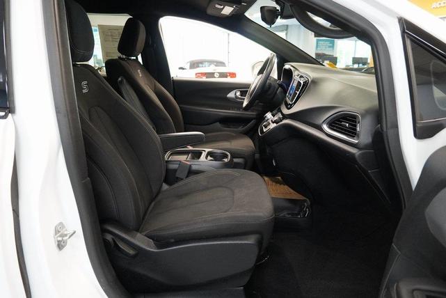 Photo of 2018 Bright White Clearcoat Chrysler Pacifica