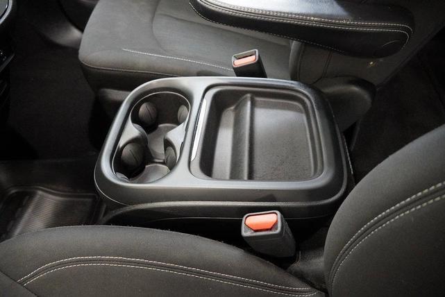 Photo of 2018 Bright White Clearcoat Chrysler Pacifica