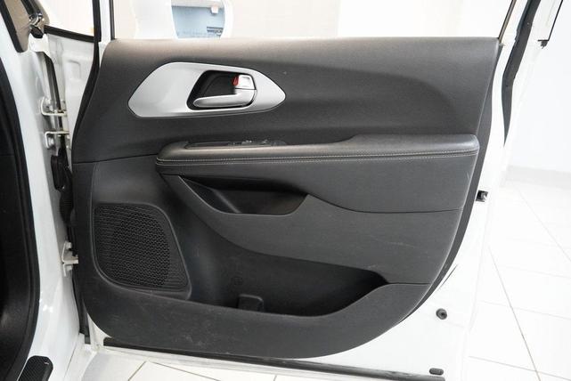 Photo of 2018 Bright White Clearcoat Chrysler Pacifica