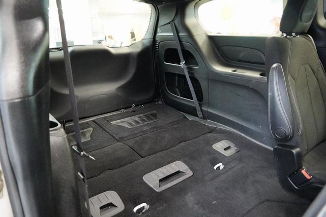 Photo of 2018 Bright White Clearcoat Chrysler Pacifica