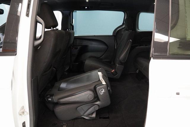 Photo of 2018 Bright White Clearcoat Chrysler Pacifica