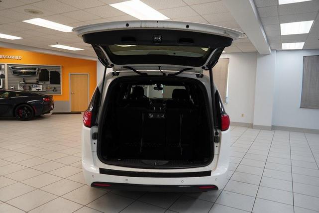Photo of 2018 Bright White Clearcoat Chrysler Pacifica