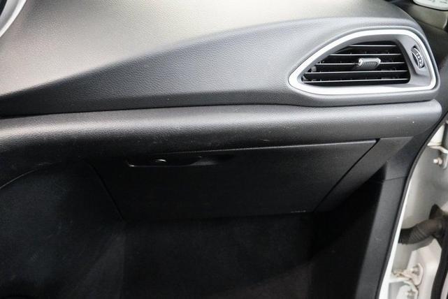 Photo of 2018 Bright White Clearcoat Chrysler Pacifica