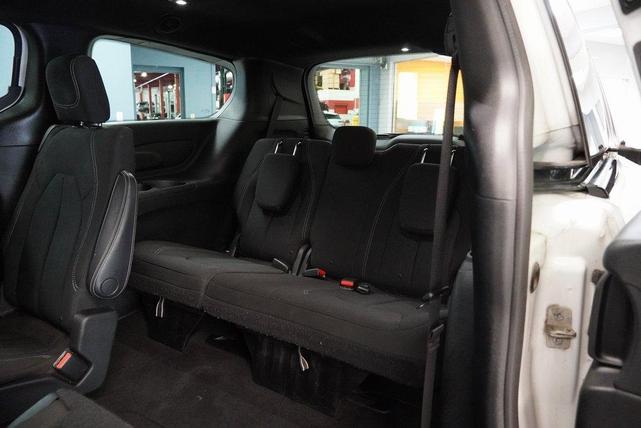 Photo of 2018 Bright White Clearcoat Chrysler Pacifica
