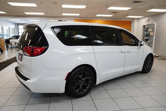 Photo of 2018 Bright White Clearcoat Chrysler Pacifica