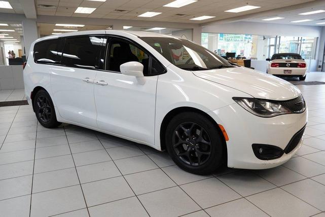 Photo of 2018 Bright White Clearcoat Chrysler Pacifica
