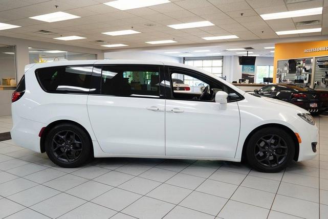 Photo of 2018 Bright White Clearcoat Chrysler Pacifica