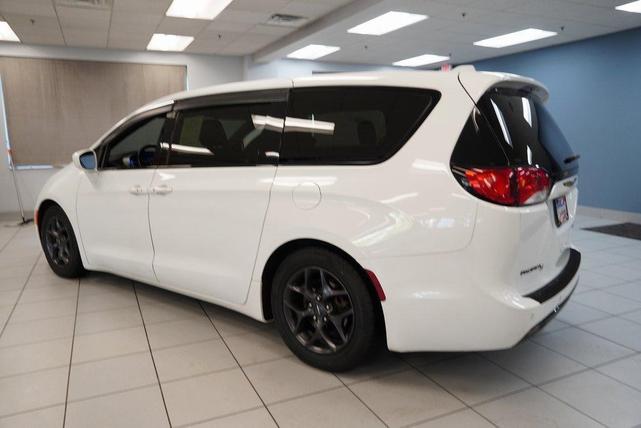 Photo of 2018 Bright White Clearcoat Chrysler Pacifica