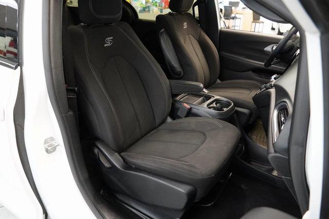 Photo of 2018 Bright White Clearcoat Chrysler Pacifica