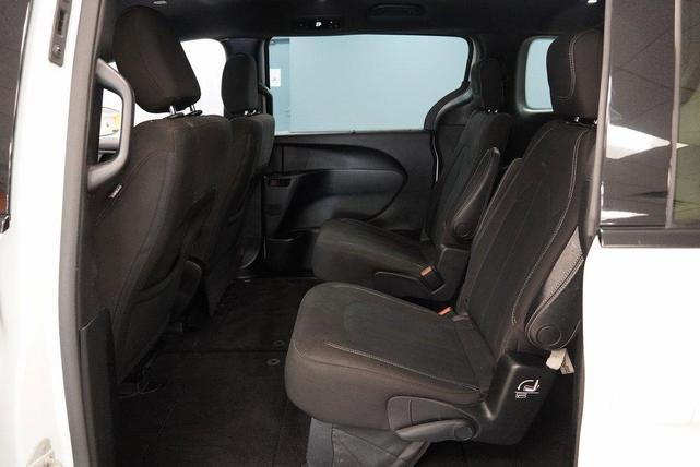 Photo of 2018 Bright White Clearcoat Chrysler Pacifica