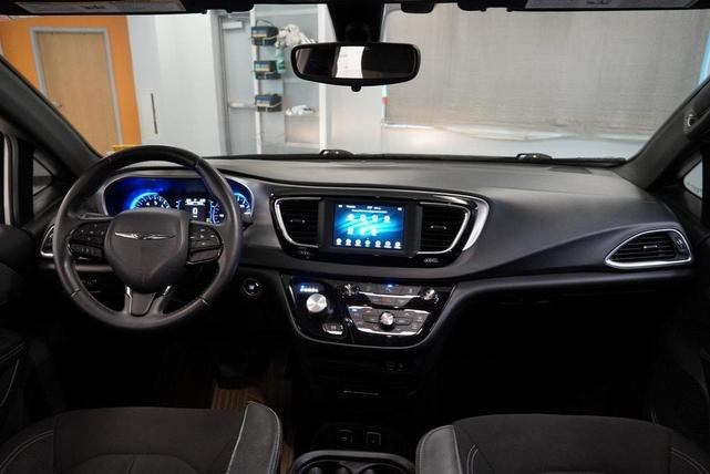 Photo of 2018 Bright White Clearcoat Chrysler Pacifica