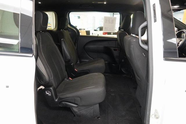 Photo of 2018 Bright White Clearcoat Chrysler Pacifica
