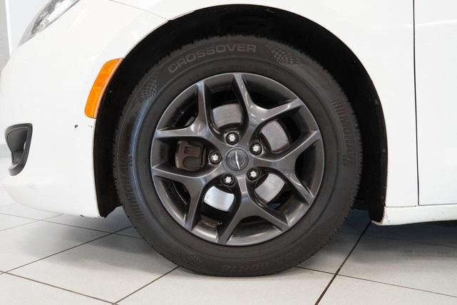 Photo of 2018 Bright White Clearcoat Chrysler Pacifica