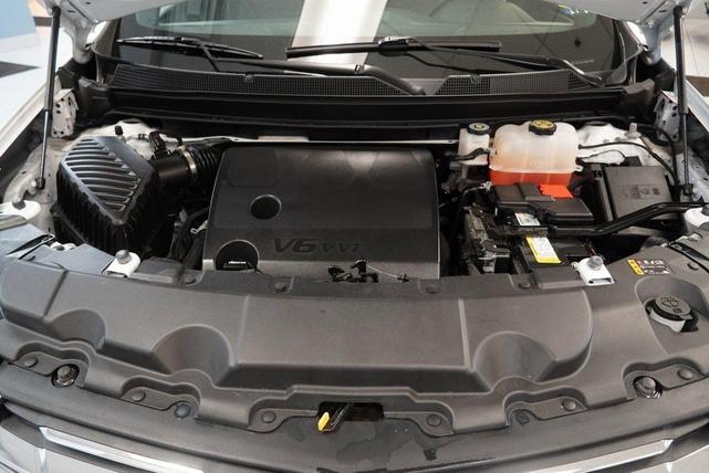 Photo of 2023 Summit White Chevrolet Traverse
